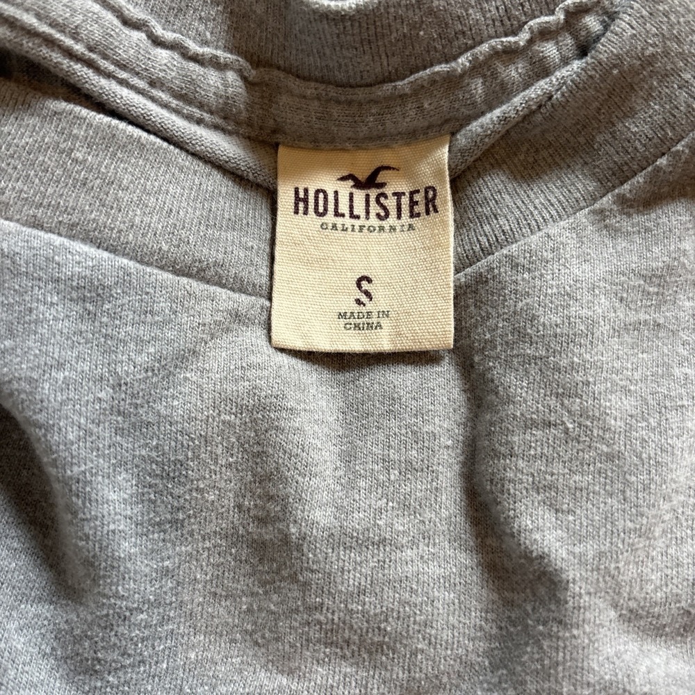 Hollister  Women's Grey T-Shirt, Y2K Style Size Small With Holster Symbol.‎ - Picture 5 of 5